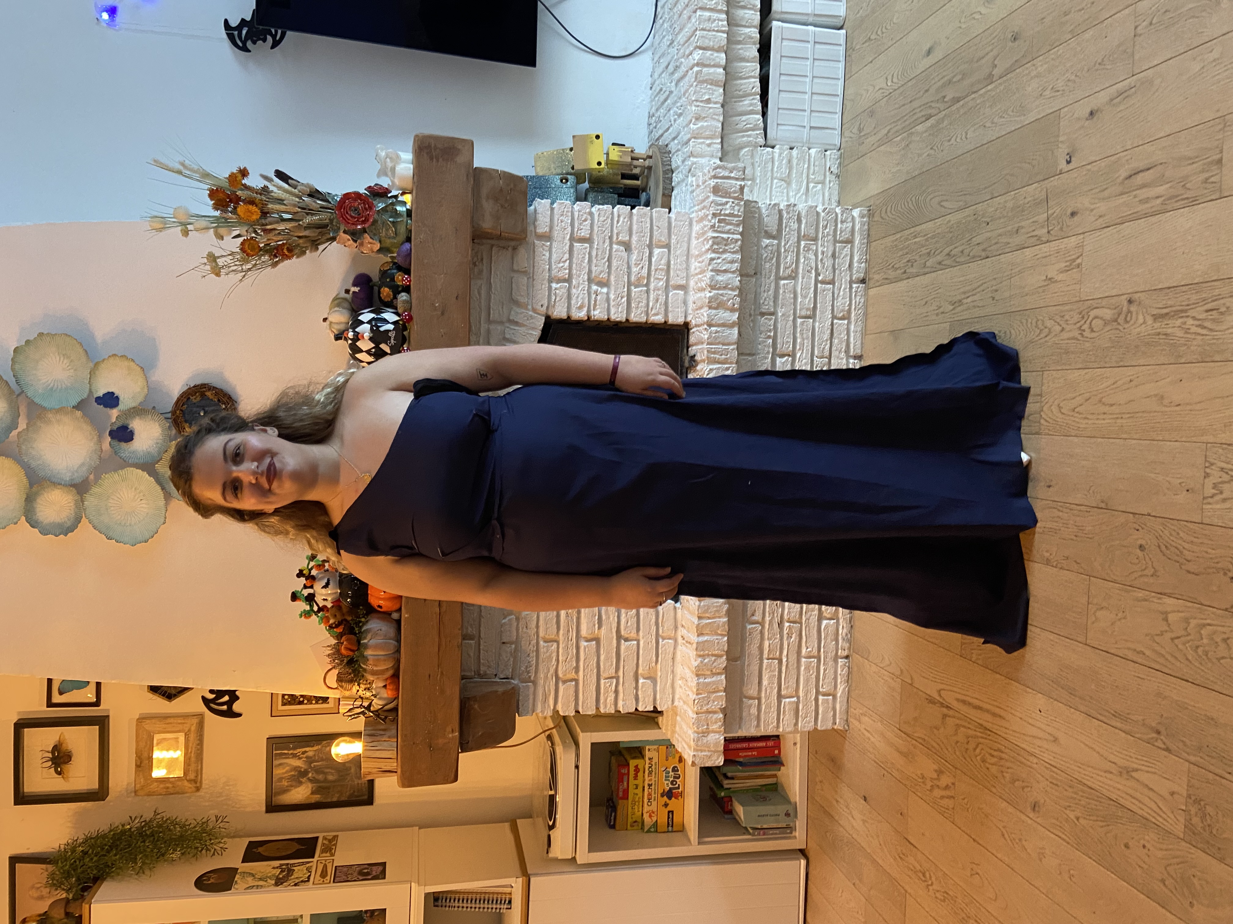 Essayage de la toile d’essai de la robe de mariée sur mesure