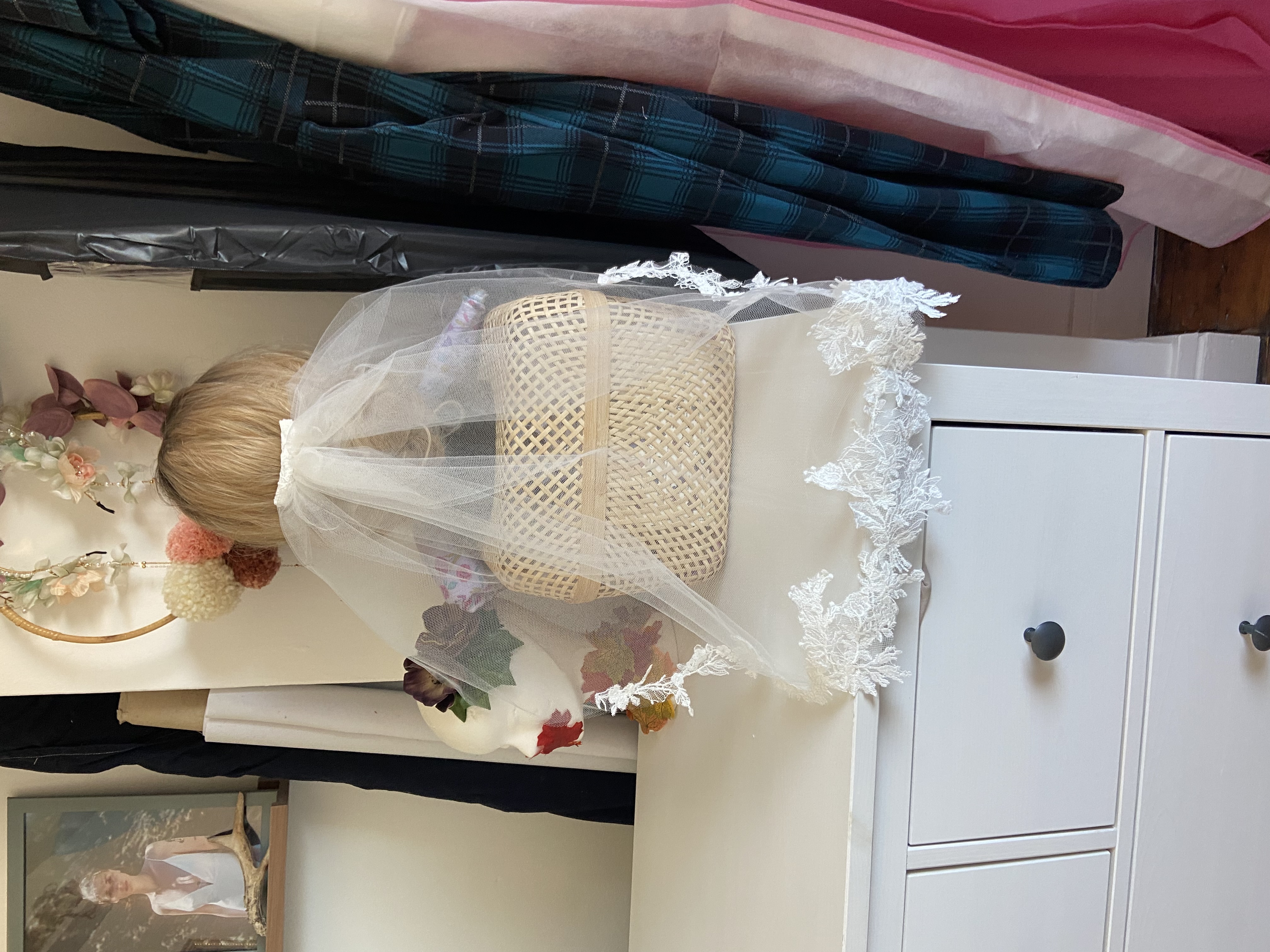 Rendu du voile de mariée sur mesure avec la dentelle assortie à la robe