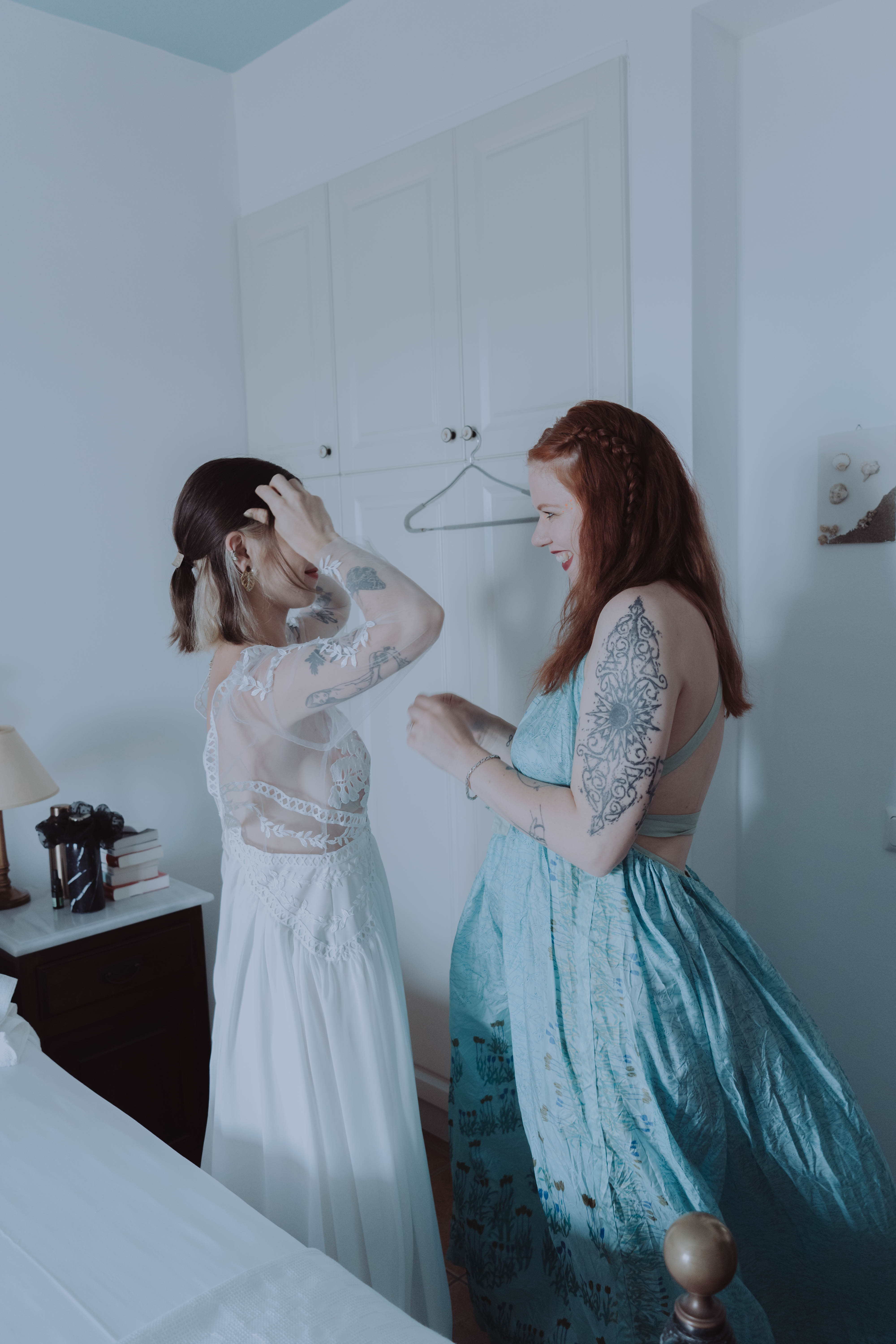 Pratique d’avoir la créatrice de sa robe de mariée sur place pour enfiler la tenue le jour J.