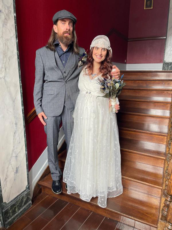 Aurore dans sa tenue de mariée vintage à souhait