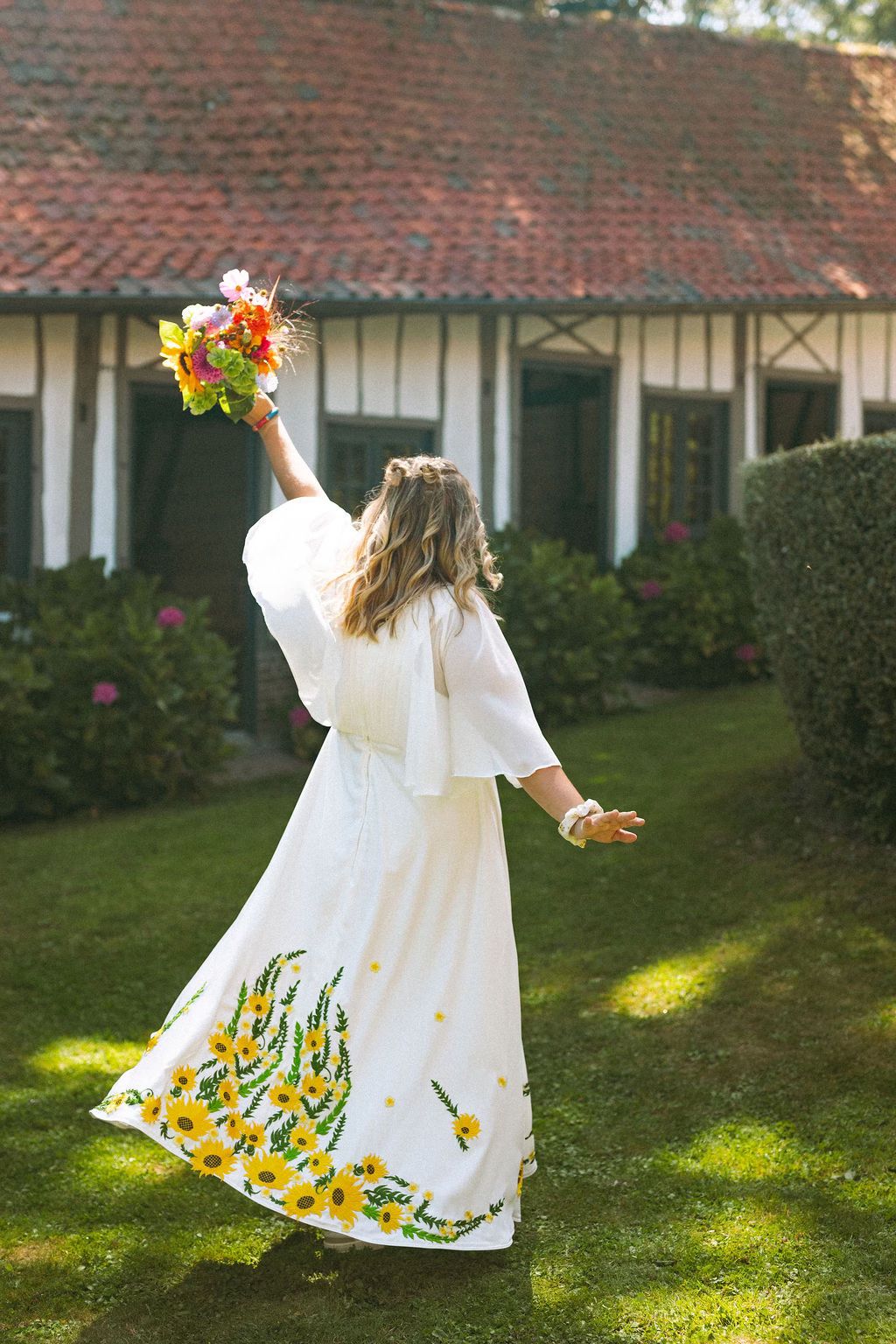 La robe de mariée tournesol d’ Anabelle, qui tourne