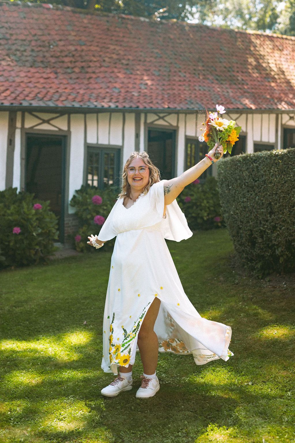 Une mariée solaire avec sa robe sur mesure