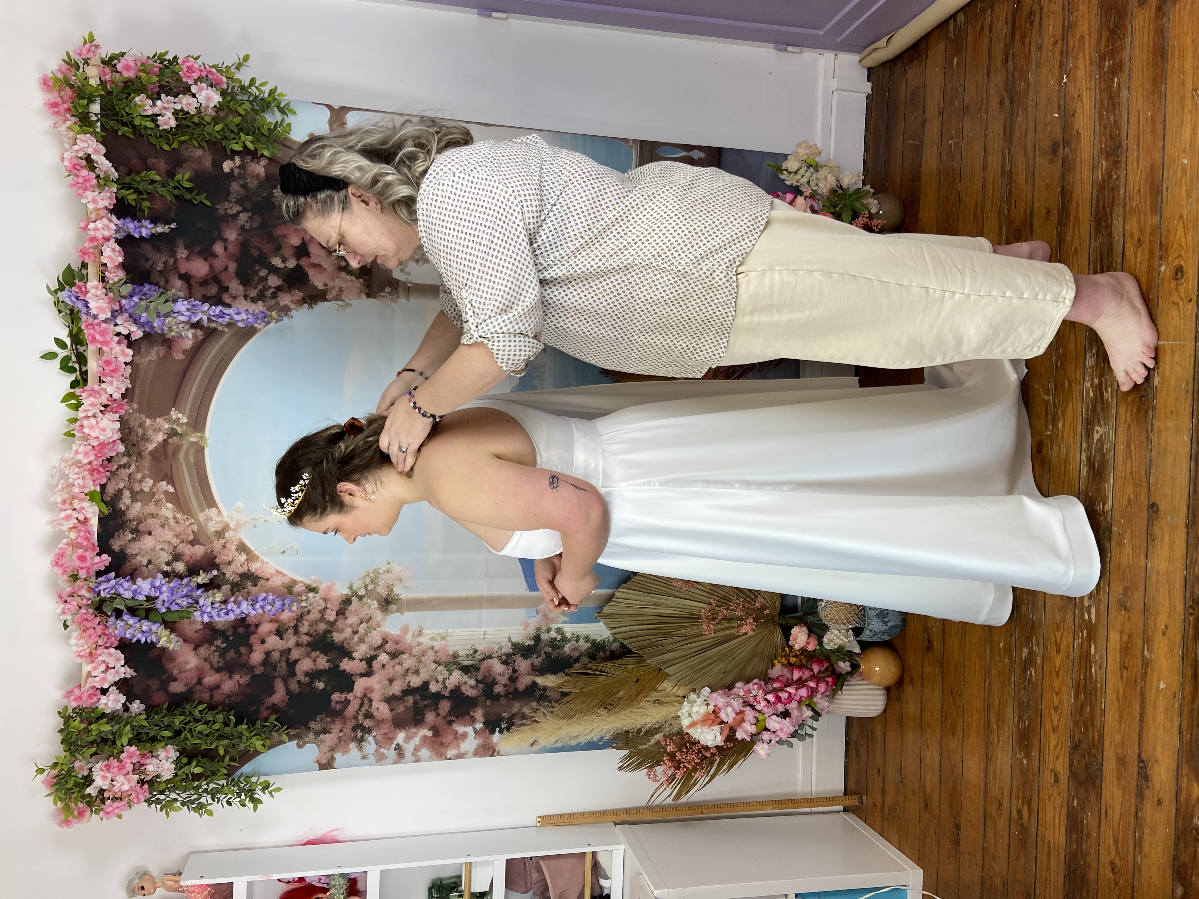 Essayages de la robe de mariée avec sa maman: des moments doux