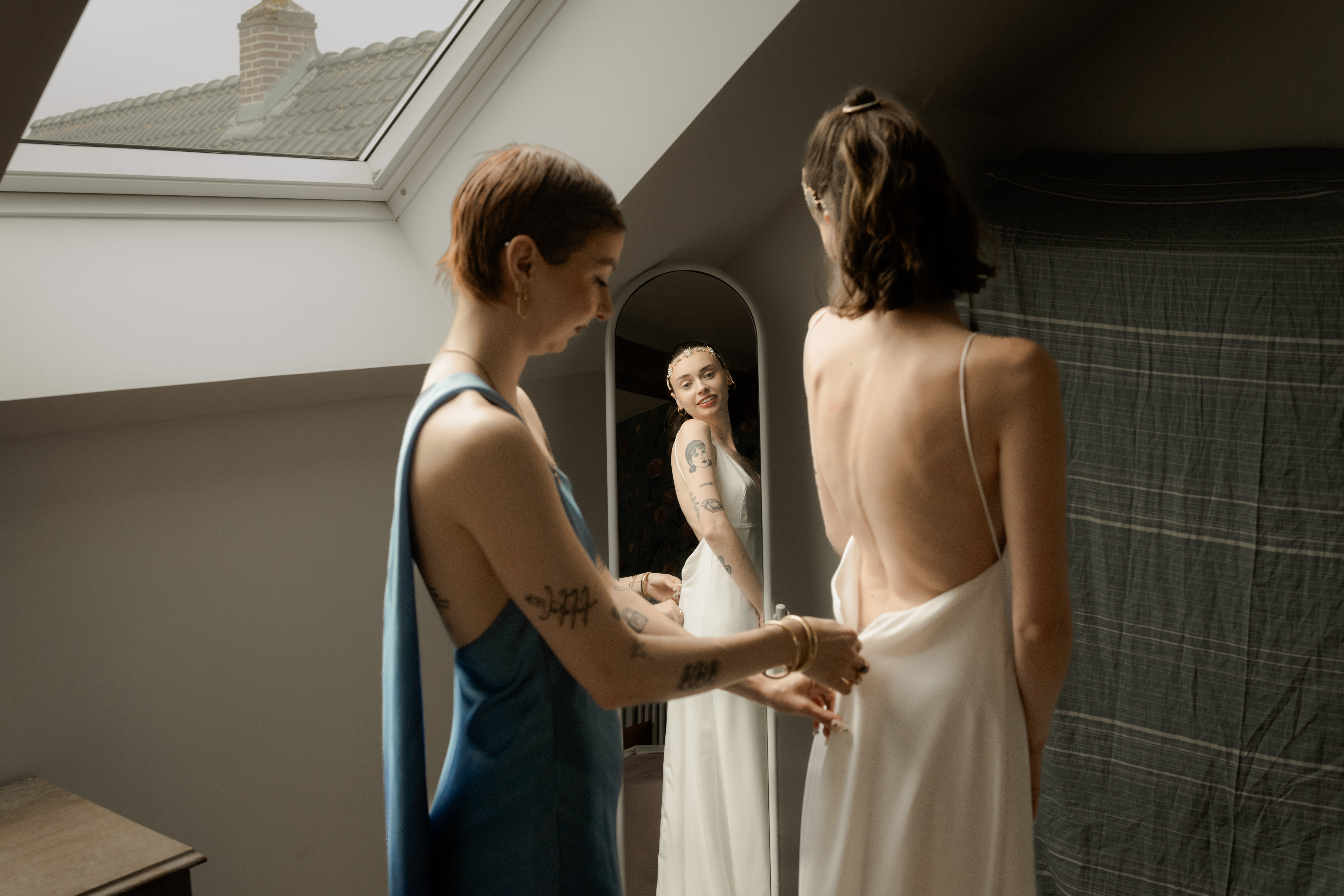 Enfilage de la robe de mariée épurée sur mesure