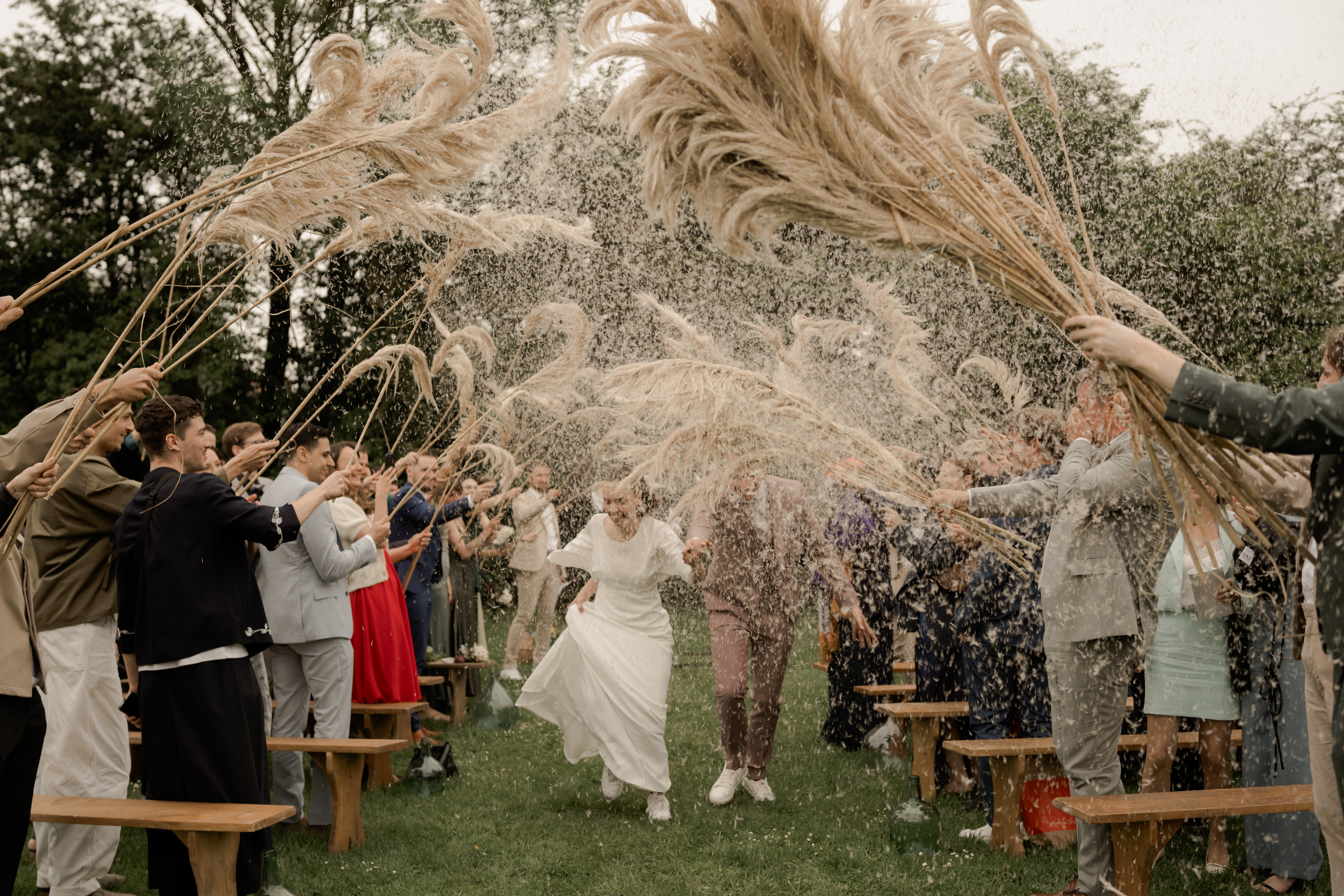 Sortie des mariés, robe de mariée épurée personnalisée sur mesure