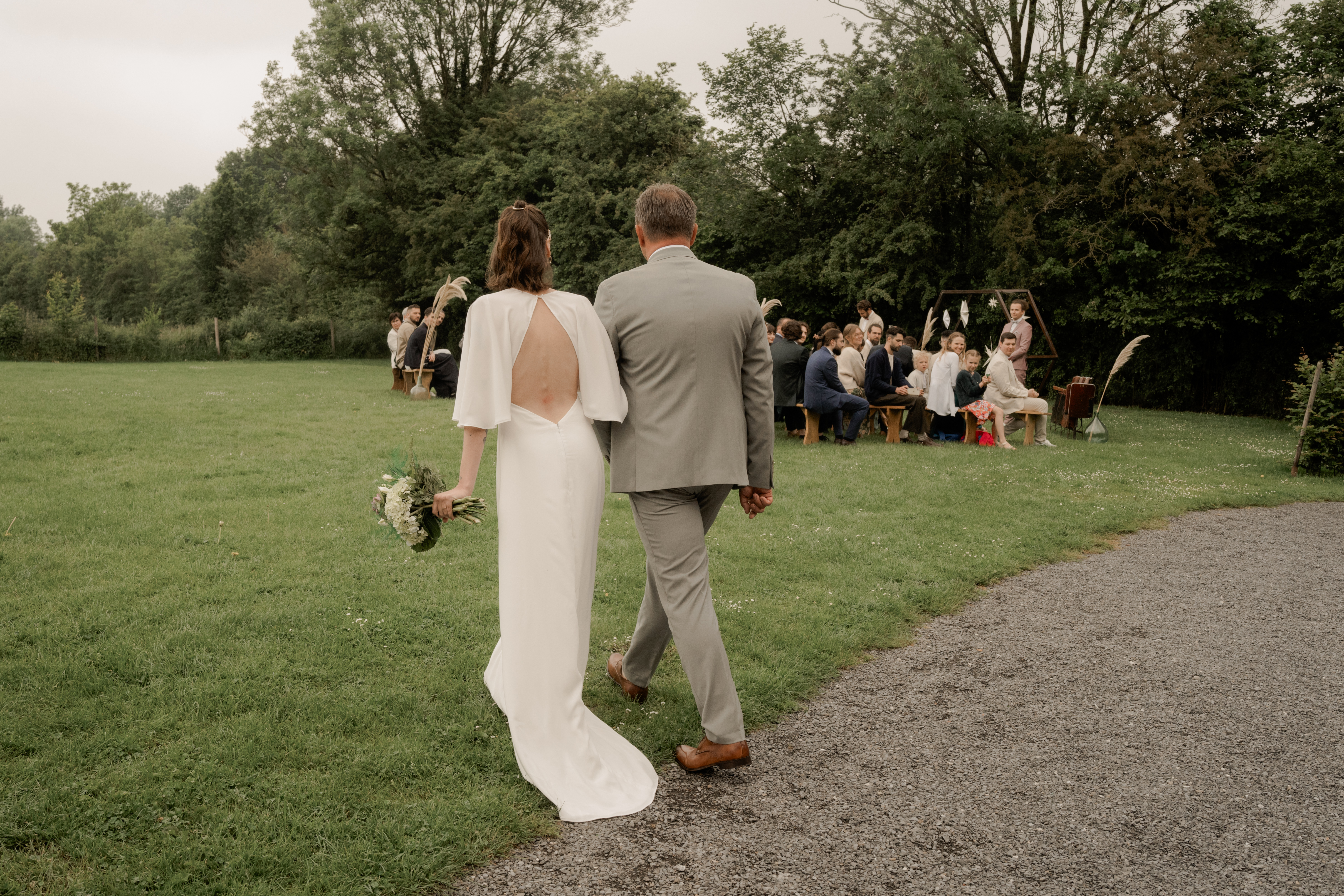 Arrivée de la mariée, robe de mariée épurée personnalisée sur mesure