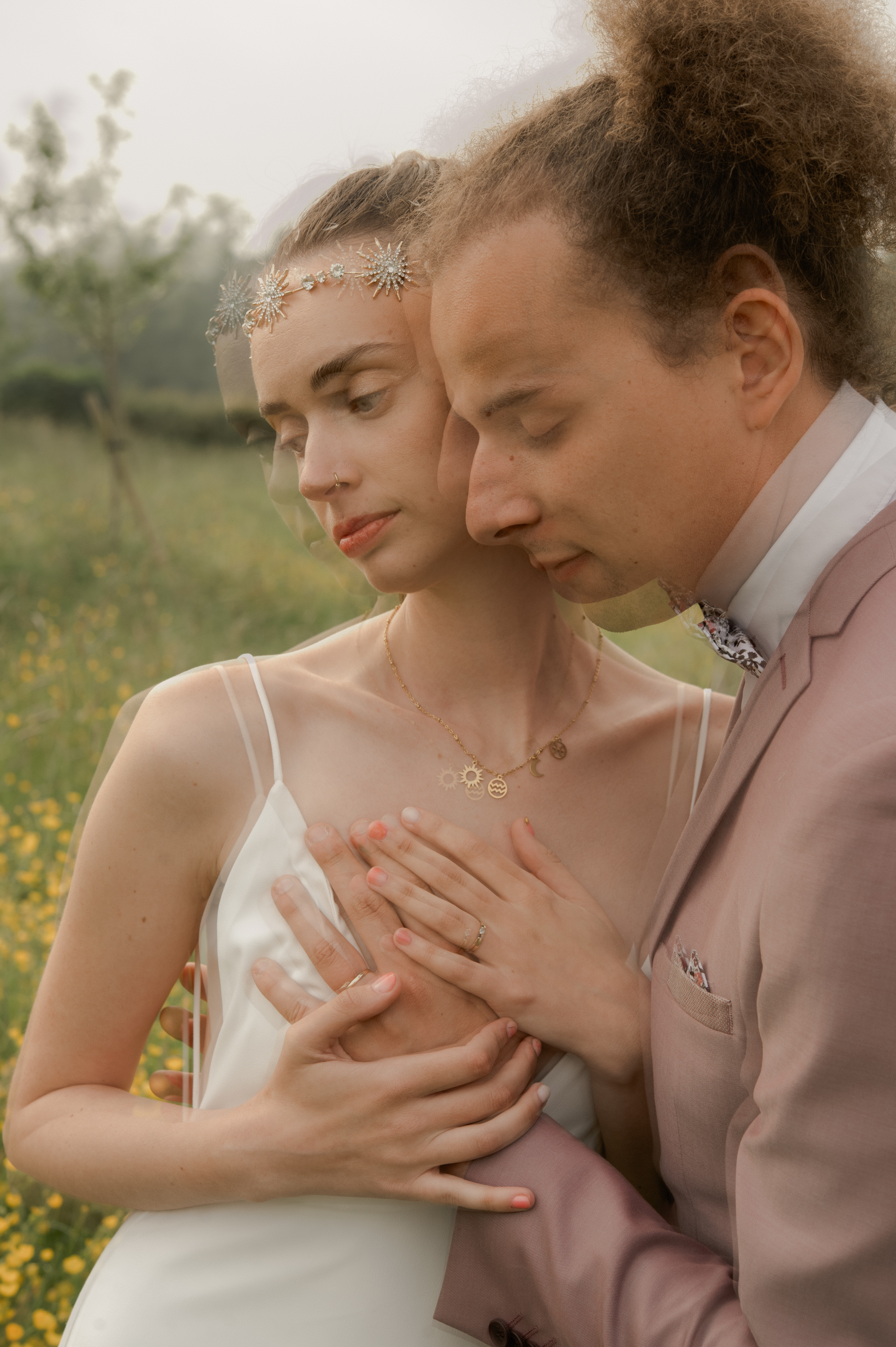 Cette image digne d’une pub de parfums ! Robe de mariée épurée sur mesure