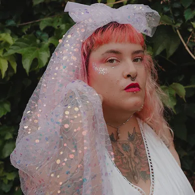 Tenue de mariée Themis. Voile de mariée coloré à sequins et noeud, voile original pour une robe de mariée extraordinaire